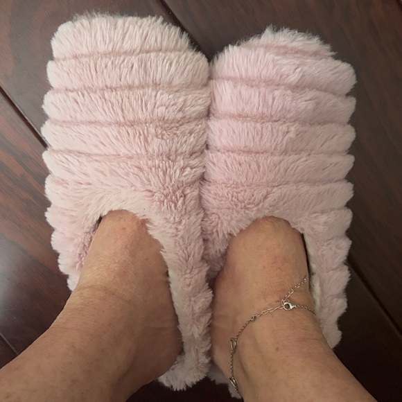 Ladies women's pink fuzzy slippers loved used w0rn soft ready feet foot toes - Picture 5 of 8